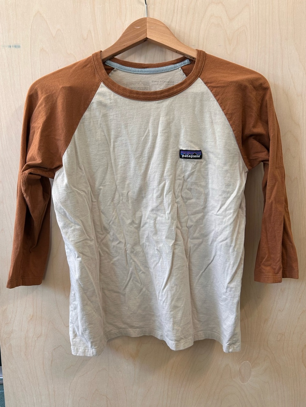 Patagonia women’s Small Raglan Tee in Cream and Brown